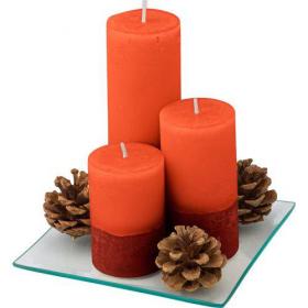Set of three pillar candles in different sizes:  5x7,5 cms,   5x10 cms and  5x15 cms, includes a clear glass plate and three decorative pine cones; presented in a colourful gift box.